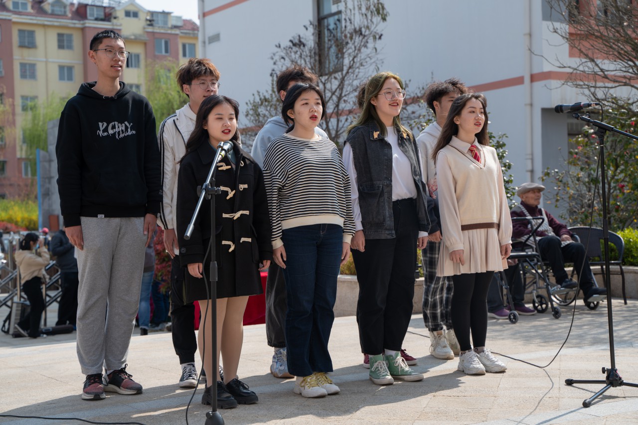 暖春暖心,敬老同行——敬老院志愿汇演活动精彩上演(图2) 暖春暖心,敬老同行——敬老院志愿汇演活动精彩上演(图2)