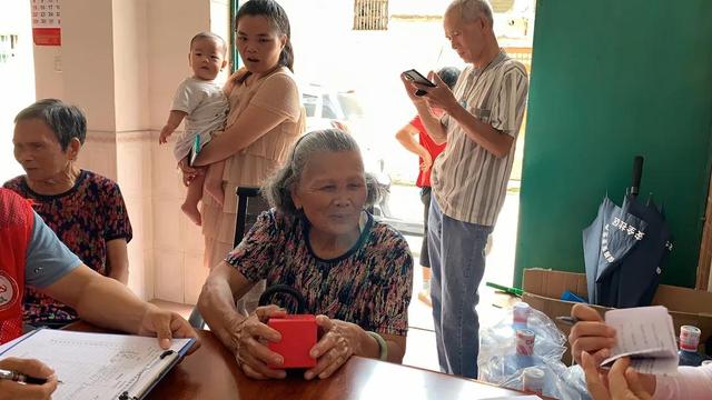 智慧养老·助力幸福 石井社区配备智能手表(图2)